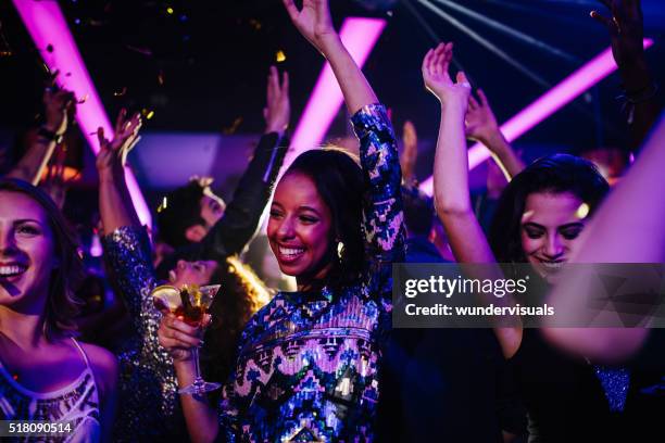 felices jóvenes amigos teniendo una fiesta divertida con confeti y cócteles - cocktail party fotografías e imágenes de stock