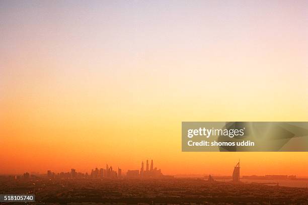 sunset over dubai city - high angle view - hotel jumeirah beach fotografías e imágenes de stock