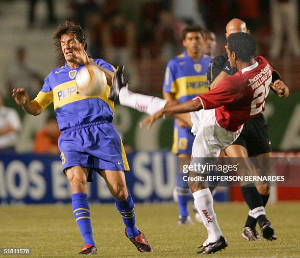 El defensor Cristian Alberto Traverso de Boca Junior disputa el balon con Wellington Suza del Internacional de Brasil, el 01 de diciembre de 2004...