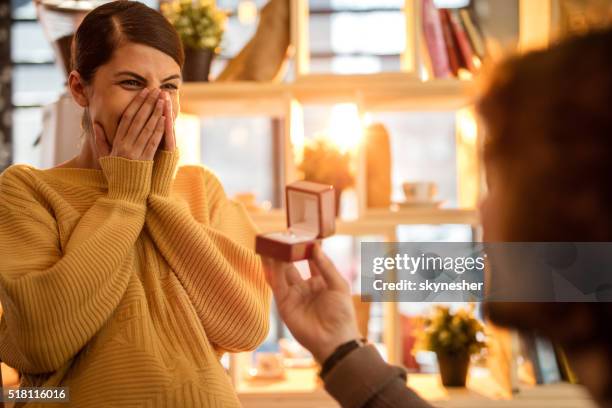 heureux jeune femme de se détendre. - fiançailles photos et images de collection