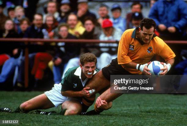 David Campese of Australia scores a try during the 1991 Rugby World Cup Quarter Finals match between the Australian Wallabies and Ireland held at...