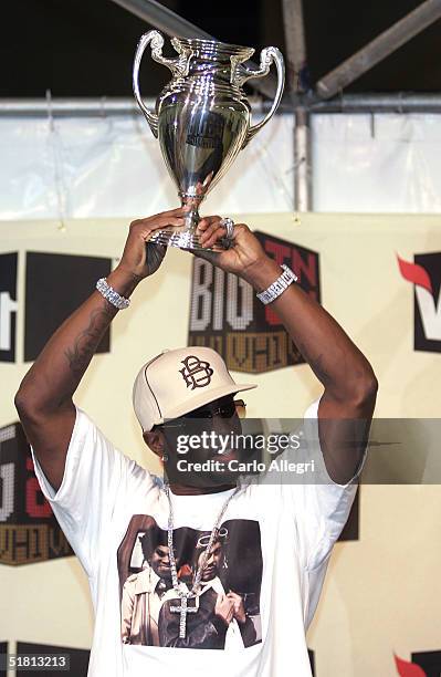 Winner of the Maverick Award, Sean "P. Diddy" Combs, poses in the press room at the VH1 Big in 04 at the Shrine Auditorium on December 1, 2004 in Los...