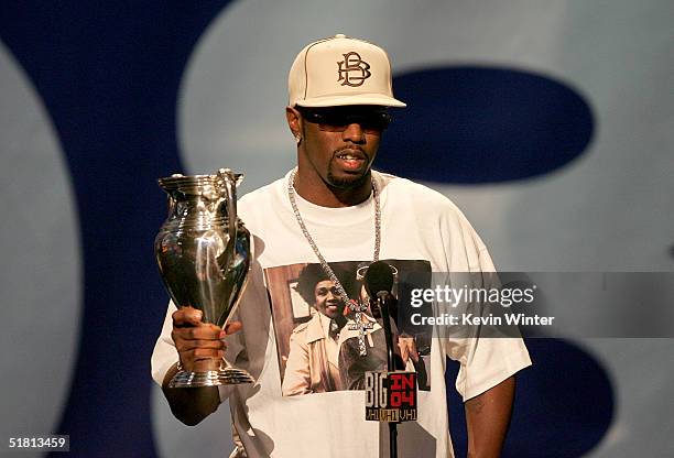 Musician Sean Combs accepts the Maverick Award onstage at the VH1 - Big in '04 on December 1, 2004 at the Shrine Auditorium, in Los Angeles,...