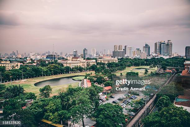 die skyline von manila - manila philippinen stock-fotos und bilder