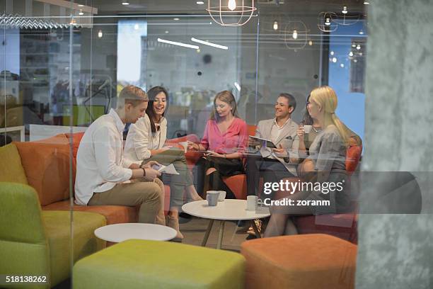 amigos en un receso - comedor edificio de hostelería fotografías e imágenes de stock