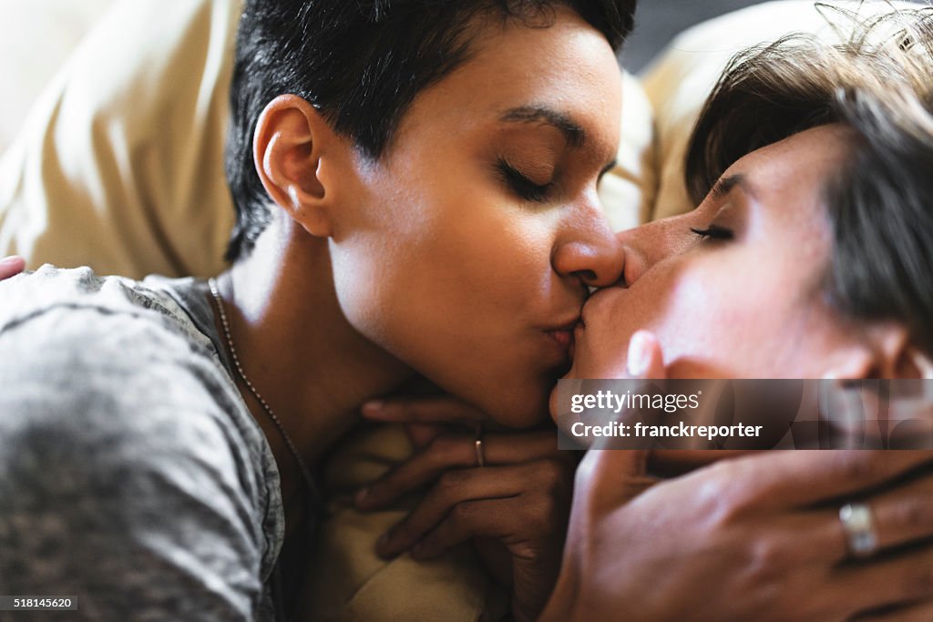Homosexuell paar teilen küssen auf dem Bett