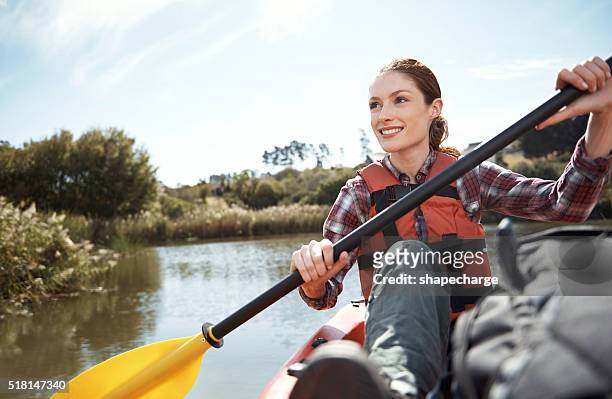 das leben ist einfach besser auf einem kajak! - kayaker woman stock-fotos und bilder