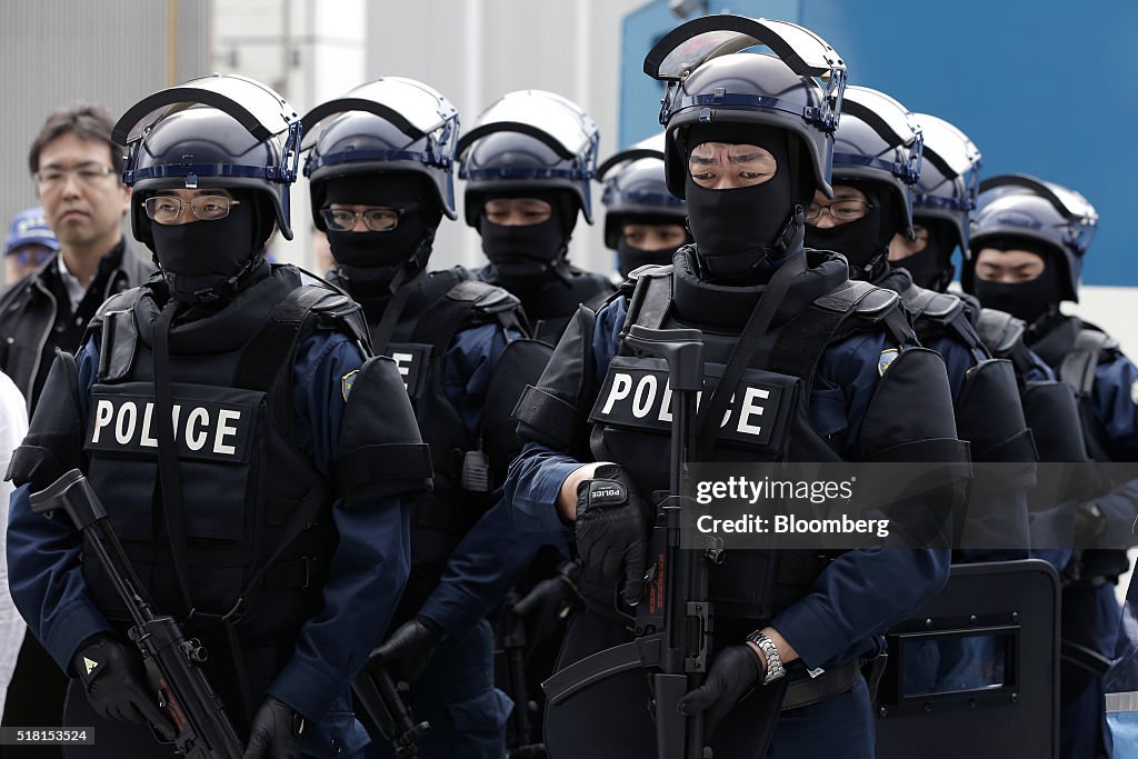 Members of the Emergency Response Team of Japan's Metropolitan Police ...
