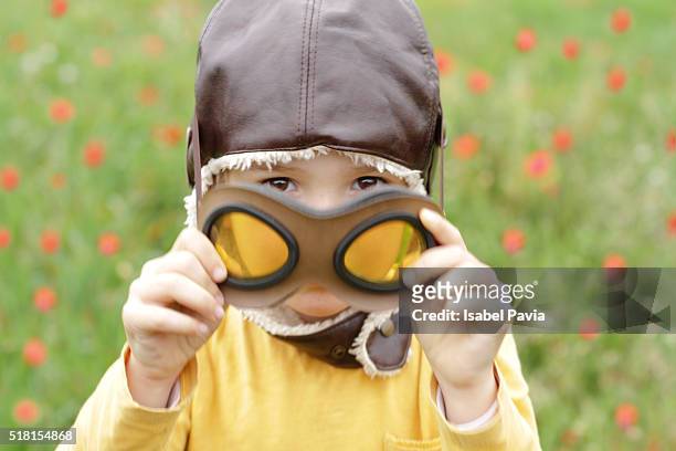 pilot in a poppy field - flying goggles photos et images de collection