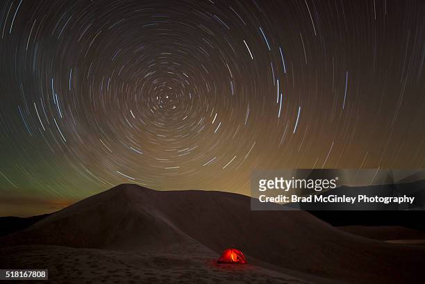 camping the dunes - great sand dunes national park stock-fotos und bilder