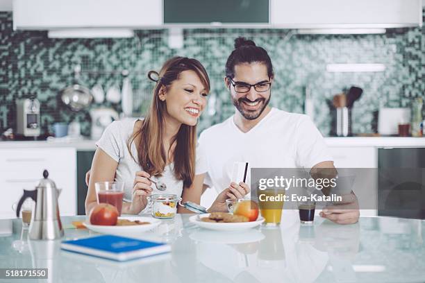 pareja joven con desayuno - apple credit card fotografías e imágenes de stock