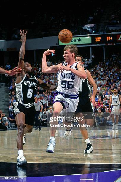 Jason Williams of the Sacramento Kings makes a pass against the San Antonio Spurs during the NBA game circa 1999 in Sacramento, California. NOTE TO...