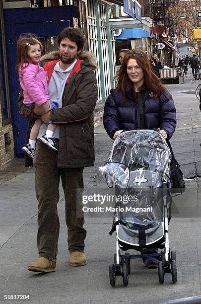 Bart Freundlich walks with Julianne Moore and daughter Liv Helen Freundlich in the village December 2, 2004 in New York City.