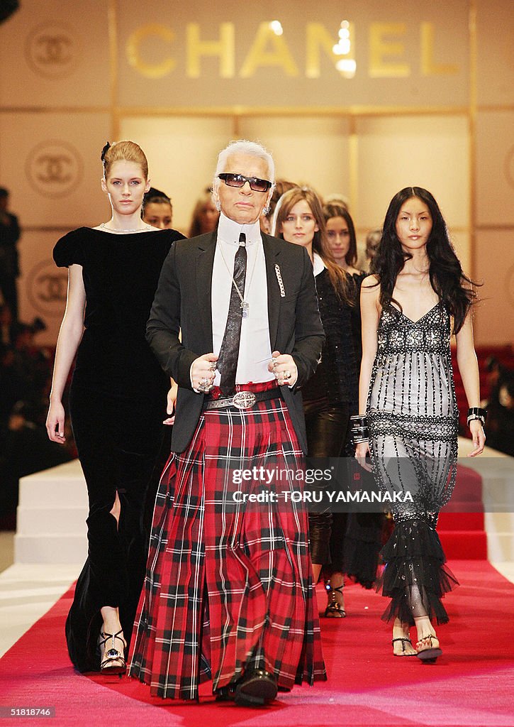 German designer Karl Lagerfeld (C) of Fr