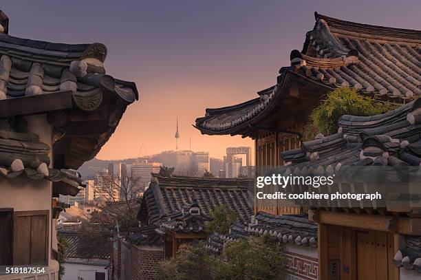 bukchon hanok village with seoul city background - coreano fotografías e imágenes de stock