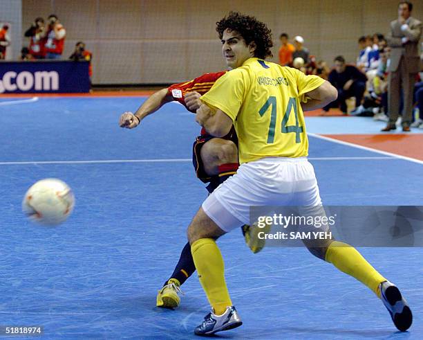 Brazil's Vander fights for the ball with Spain's Pipe during the semi-final of the FIFA Futsal World Championship in Taipei, 03 December 2004. Spain...