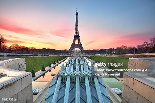 eiffel tower - esplanade du trocadero stock pictures, royalty-free photos & images