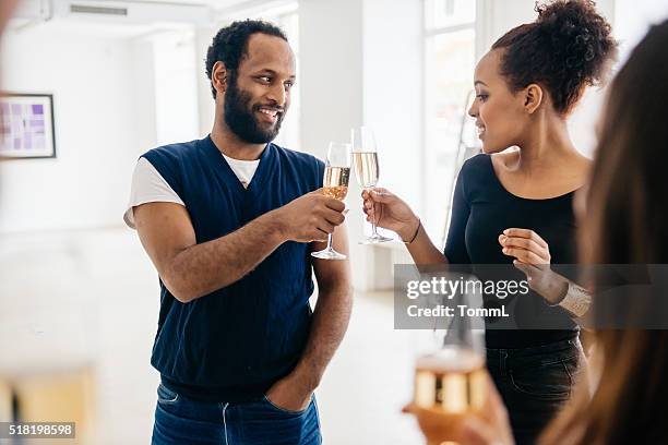 dos de los visitantes africano tocando gafas durante un inaguración de galería - inauguración-de-galería fotografías e imágenes de stock