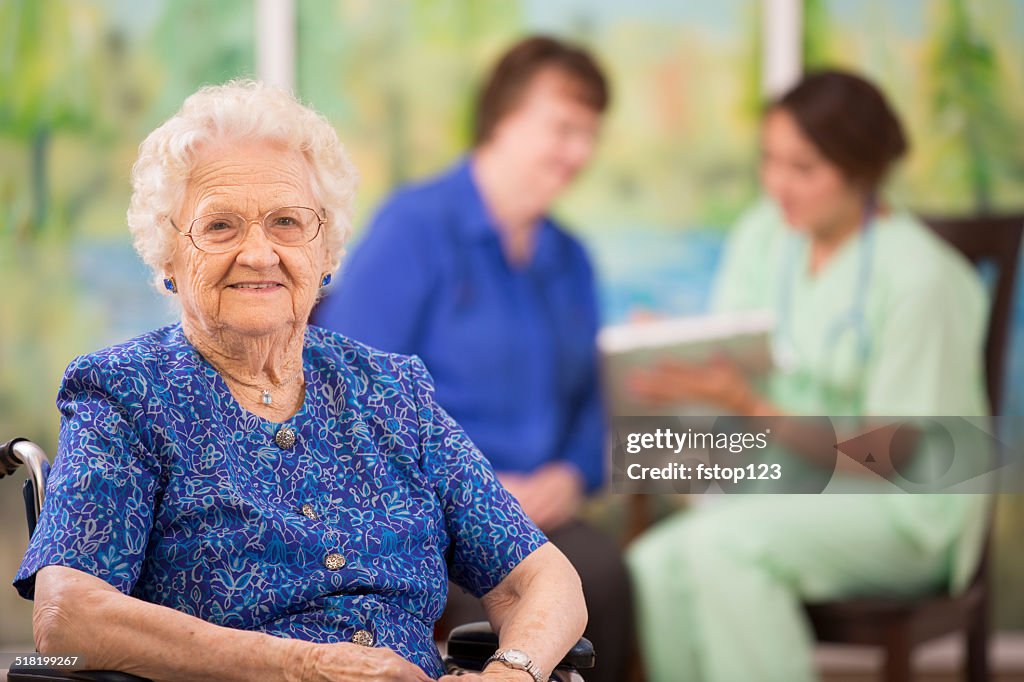 高齢者の女性の患者の前景ます。看護師、娘ます。老人ホームます。