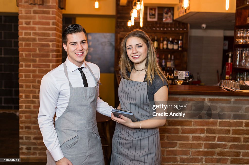 Dois Baristas sorrindo para a câmera no o café