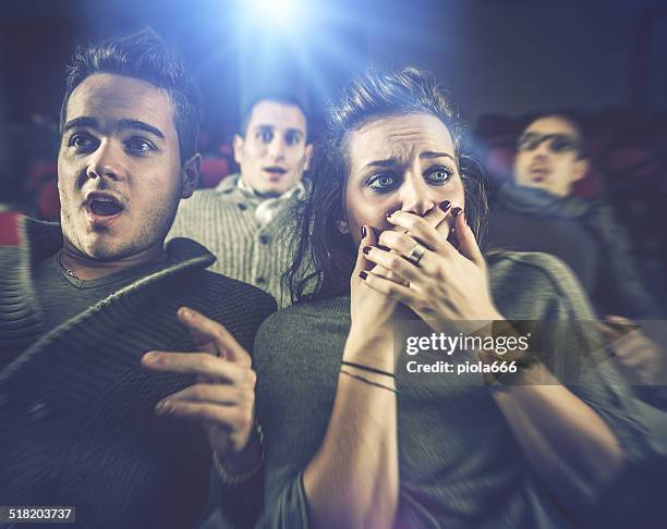 pareja teme en el cine, mientras disfruta de la película de terror - scary movie fotografías e imágenes de stock