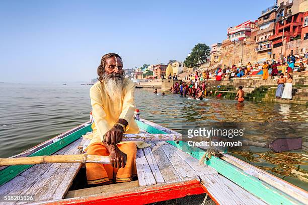 sadhu ruder boot auf dem heiligen ganges in varanasi - varanasi stock-fotos und bilder