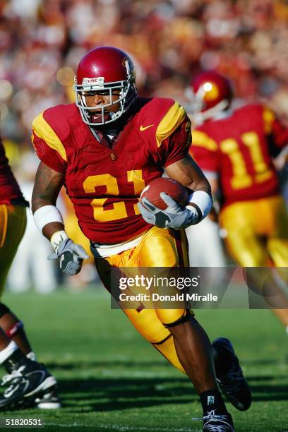 Tailback LenDale White of the USC Trojans carries the ball during the game with the Colorado State Rams on September 11, 2004 at the Coliseum in Los...