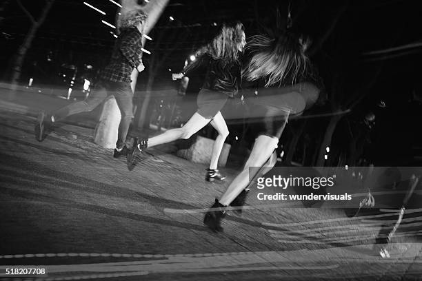 glücklich hipster junger freunde laufen bei nacht in der stadt - double exposure running stock-fotos und bilder