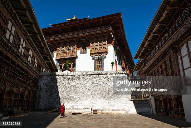 bhutan, trongsa. inner courtyard of massive trongsa dzong. - trongsa district fotografías e imágenes de stock