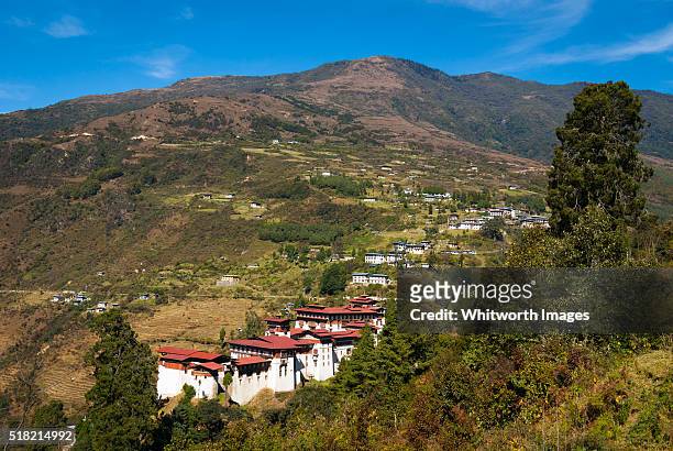 enormous white and red trongsa dzong building in bhutan - trongsa district fotografías e imágenes de stock