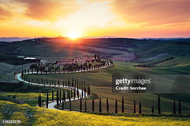 paisaje de toscana al atardecer - val dorcia fotografías e imágenes de stock