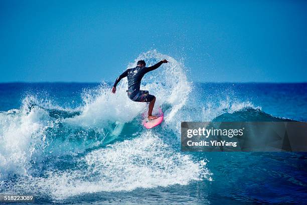 joven hombre surfista surf en el agua de hawai - surfista fotografías e imágenes de stock