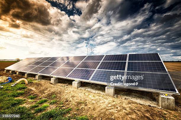 solarenergie panels - solarpark stock-fotos und bilder