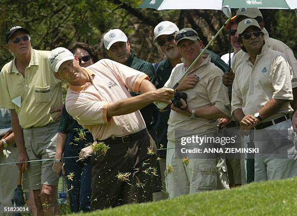 South African golfer Retief Goosen drives the ball on the 1st green O4 December 2004, the third day of the Nedbank Golf Challenge 2004 at Sun City....