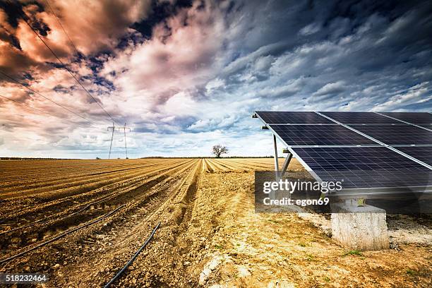 solarenergie panels - solarpark stock-fotos und bilder