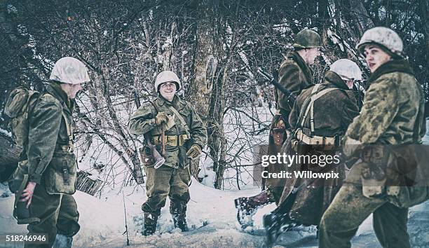 wwii us army soldiers platoon relaxing during winter military exercises - m1 autosnelweg engeland stockfoto's en -beelden
