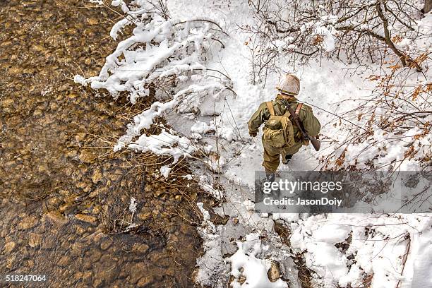 segunda guerra mundial : soldado travessia creek na neve - belgian army - fotografias e filmes do acervo