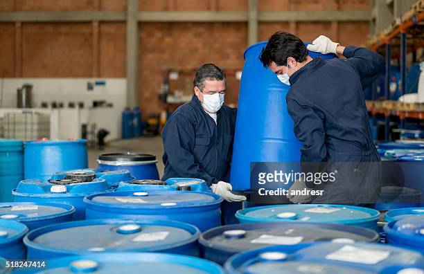 men working at a chemical plant - chemische stof stockfoto's en -beelden
