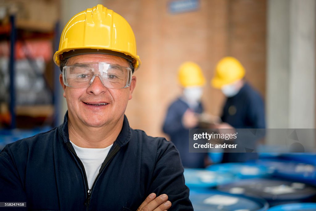 Mann arbeitet in einem Chemiewerk