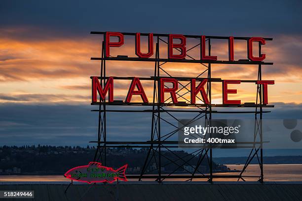 public market - pike place market sign stockfoto's en -beelden