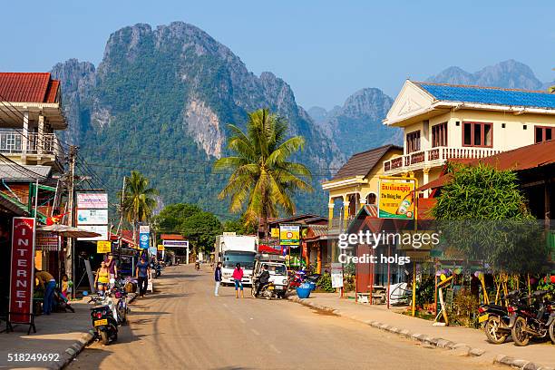 straße in vang vieng, laos - vang vieng stock-fotos und bilder