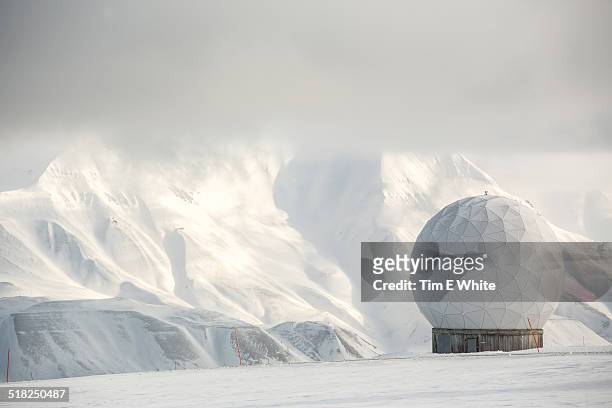 svalbard satellite station, arctic circle, norway - dome fotografías e imágenes de stock
