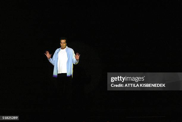 Internationally-celebrated US magician David Copperfield performs 04 December 2004 during his show "An Intimate Evening of Grand Illusion," at the...