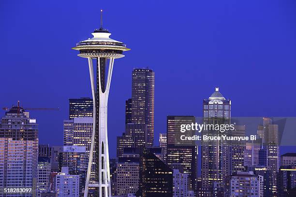 twilight view of downtown seattle - space needle stock pictures, royalty-free photos & images