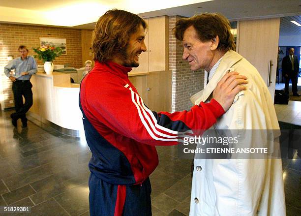 Picture dated 29 September 2003 of Bayern Munich's French defender Bixente Lizarazu chatting with former coach of the National team Raymond Goethals...