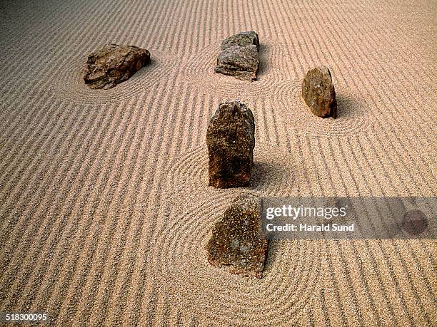 japanese stone rake zen garden - karesansui stock-fotos und bilder