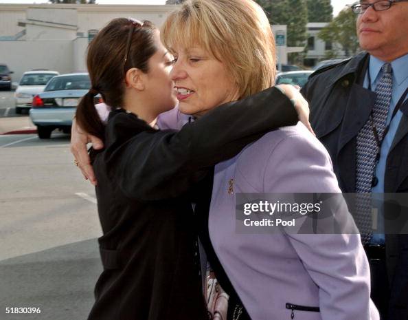 Sharon Rocha mother of Laci Peterson hugs Amy Rocha, Laci Peterson's ...