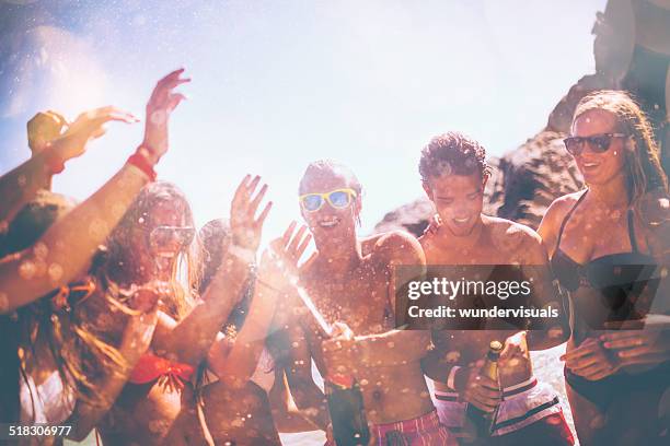 amici di bolle di champagne - party sulla spiaggia foto e immagini stock