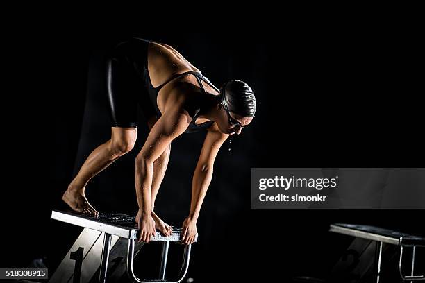 swimmer on a swimming starting block - starting block stockfoto's en -beelden