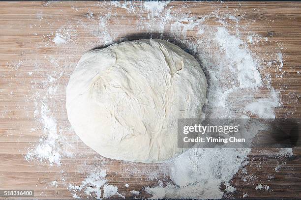 bread dough on floured surface - dough 個照片及圖片檔